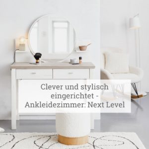 Ein modernes und stilvoll eingerichtetes Zimmer. In der Mitte steht ein weißer Schminktisch mit einem runden Spiegel darüber. Auf dem Tisch befinden sich verschiedene Gegenstände, darunter eine Schale mir Räucherstäbchen, einige Kosmetikartikel und eine Lampe mit einer sichtbaren Glühbirne. Rechts im Bild befindet sich ein Sessel in Weiß oder Hellbeige mit einem Kissen darauf, was Komfort und Entspannung suggeriert. Neben dem Sessel steht eine weitere Lampe mit schlankem Design auf dem Boden. Die Wände sind weiß, und vor dem Schminktisch steht ein Hocker mit rundem Sitz. Der Text am unteren Rand des Bildes lautet: ‘Clever und stylisch eingerichtet - Ankleidezimmer: Next Level.’
