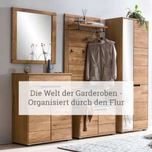 Ein modernes Flurmöbel-Set aus Holz, bestehend aus einem hohen Schrank mit Spiegeltür auf der rechten Seite, einer wandmontierten Garderobe mit einem Regal darüber und einer Bank darunter. An der Garderobe befindet sich eine Holzplatte mit Haken zum Aufhängen von Gegenständen und links ein angrenzender Spiegel über einem weiteren kleinen Schrank. Die Möbel sind mit verschiedenen dekorativen Gegenständen wie Pflanzen, Vasen und einer hängenden Jacke geschmückt. Der Text im Bild lautet: ‘Die Welt der Garderoben - Organisiert durch den Flur.’