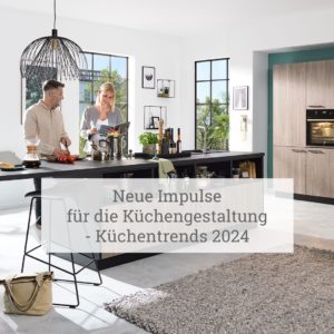 Das Bild zeigt eine moderne Küchenszene mit zwei Personen, die an einer Kücheninsel stehen. Eine Person scheint zu kochen, während die andere mit einem Laptop arbeitet. Die Küche ist mit zeitgenössischen Möbeln ausgestattet, darunter eine schwarze Pendelleuchte, eingebaute Geräte und minimalistische Schränke. Ein Text in deutscher Sprache lautet: “Neue Impulse für die Küchengestaltung - Küchentrends 2024”. Dieses Bild ist relevant, da es moderne Interior-Design-Trends und das Konzept eines funktionalen und stilvollen Wohnraums zeigt.