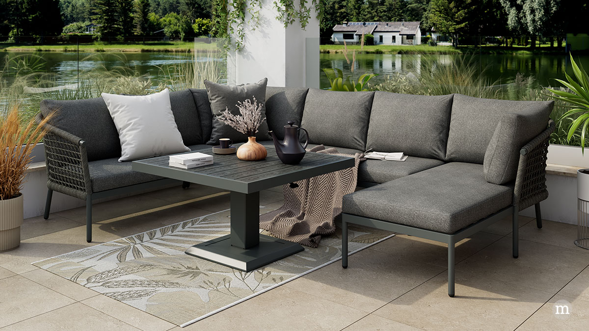 Lounge im Hintergrund ein See