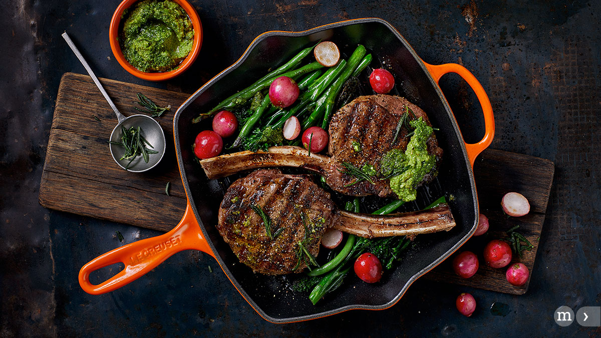 Le Creuset Signature mit Fleisch und Gemüse