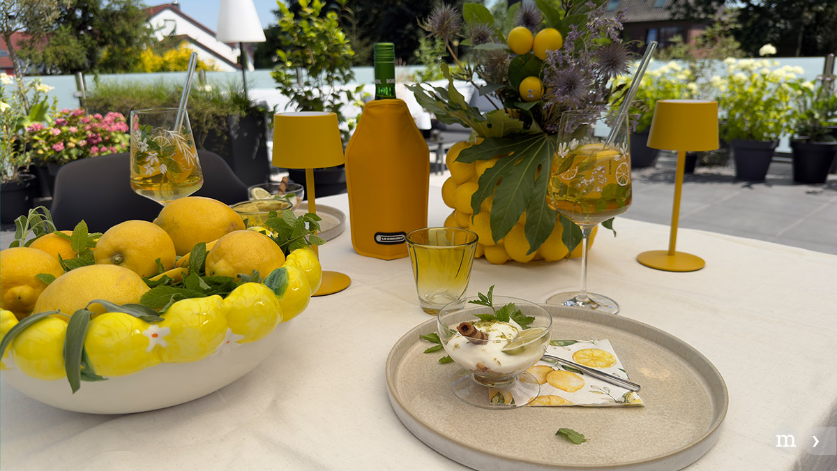 Gedeckter Tisch mit gelben Accessoires, Geschirr und Besteck