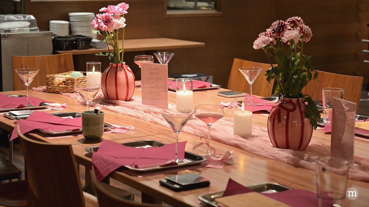 Tisch mit Kerzen und Blumen 